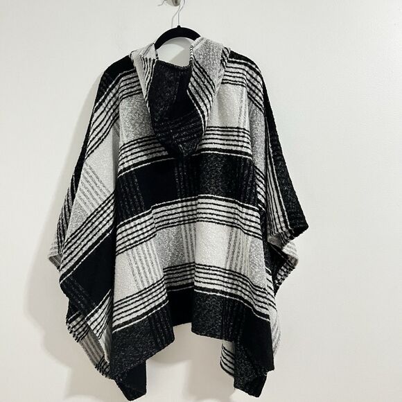 Express Plaid Hooded Poncho One Size Black White Lines Cottage Country Travel - Picture 2 of 7